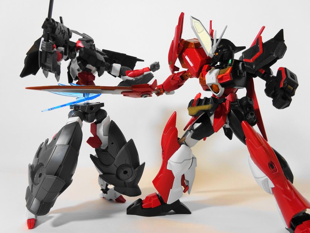 トレードマークの頭部ブレードアンテナはプラ板を重ねて加工したおかげで迫力が増しました🔥口🔥