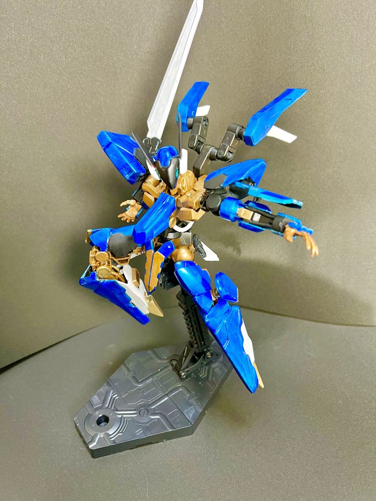 塗装はキャンディ塗装に挑戦。鏡面仕上げは失敗して、白くなったところをリタッチしてたら最終的に筆塗り状態に…。ANUBIS版の色を目指してたはずなのに気づいたら真っ青!重ね塗りって怖い。