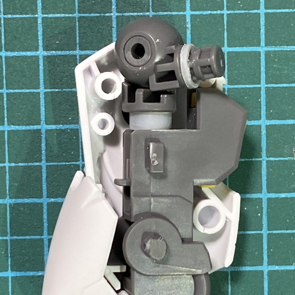 足の付け根のクリアランス確保はプラパイプを噛ますだけのお気軽改造です。