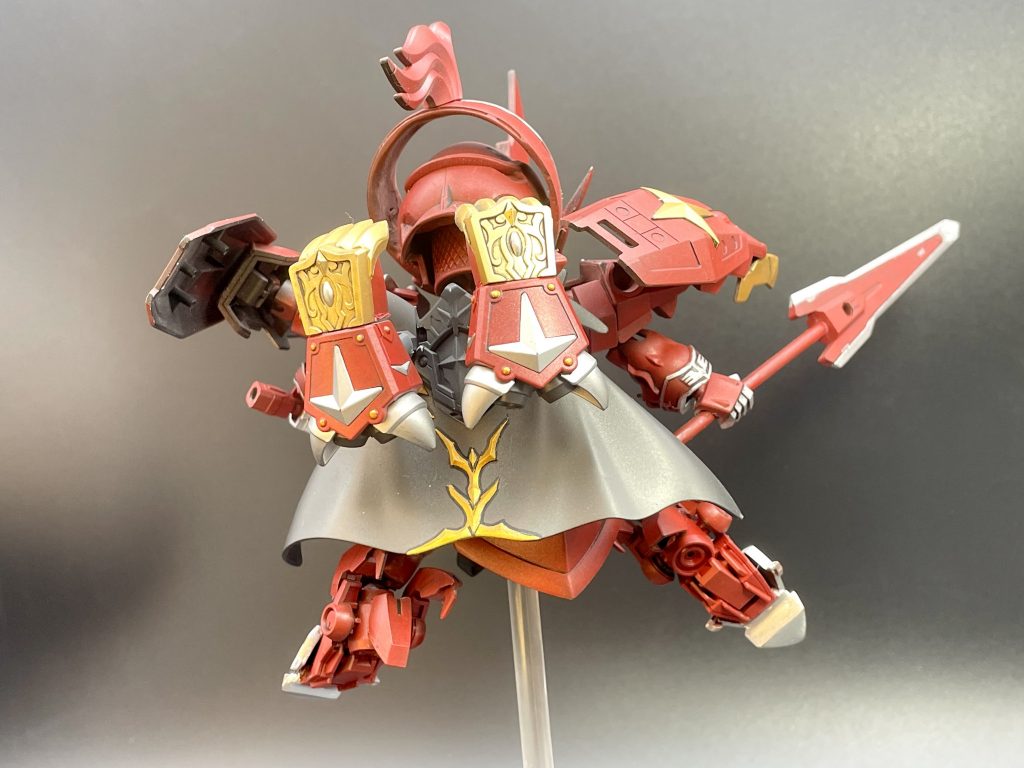 バックパックにはダリルバルデの特徴である換装腕の変わりに、ブースター兼、手甲を装備。