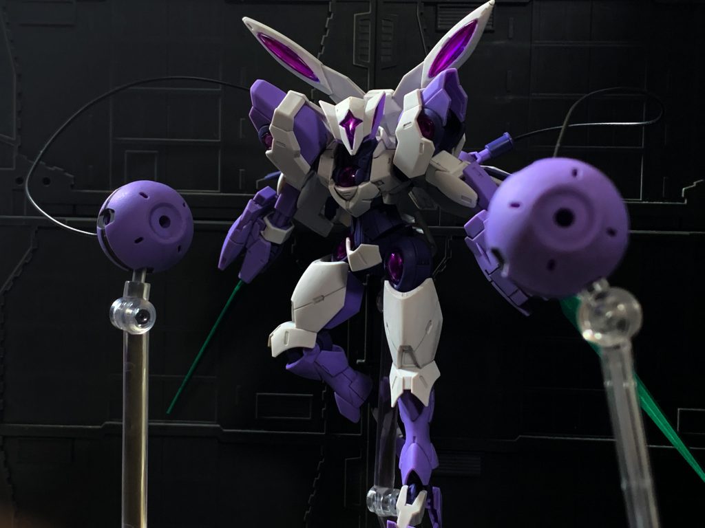 最後はお気に入りの1枚で〆。ご覧いただきありがとうございました。カラーレシピクリアパーツ部分:ガンダムマーカーメタリックピンクグレー部分:タミヤエナメルジャーマングレーバックパック内部:ガンダムマーカーメタリックダークブルー