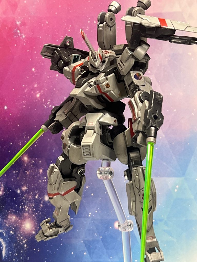 更にアンビカーに取り付けられていたビームサーベル発信器は腕部に取り付ける事も出来、接近戦における優位性が高くなっています。