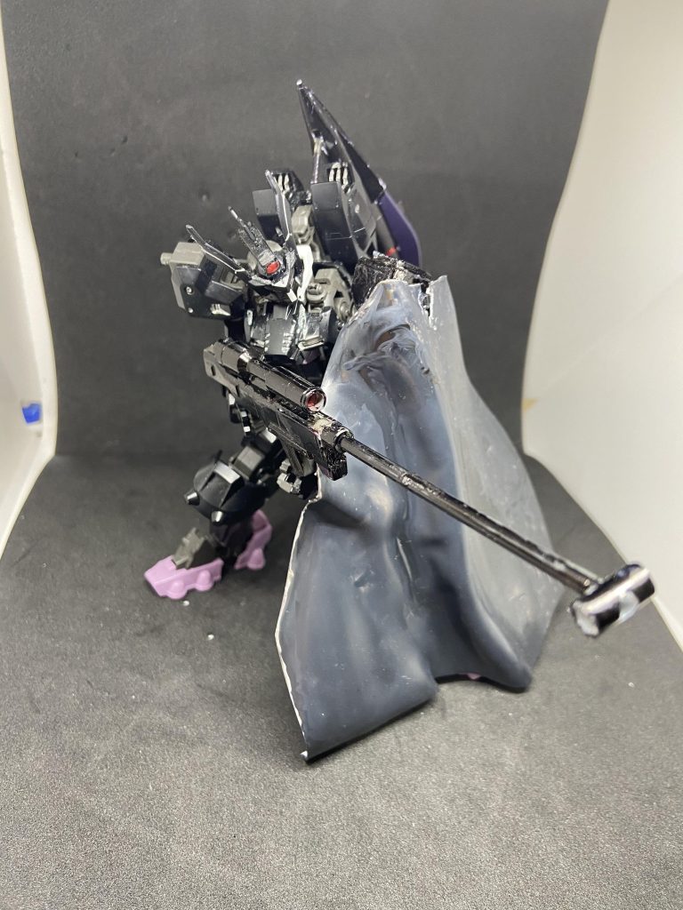 GNスナイパーライフルウヴァルの種武装として使われる狙撃用ライフルGNと付いているためビーム兵器に思われがちだが状況次第で実弾の仕様も可能となっている。