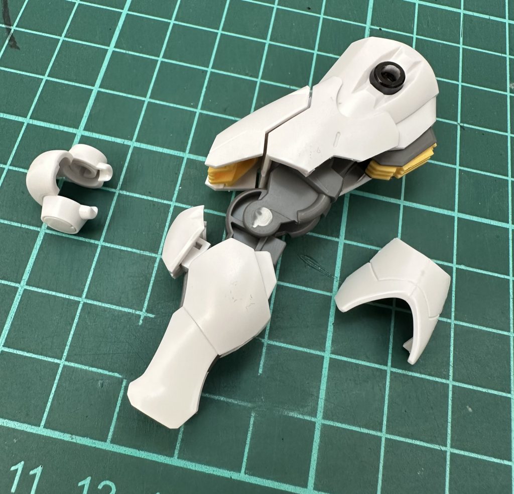 大腿部の後ハメが地味に面倒でした。パーツ切り離して接着する形へ。