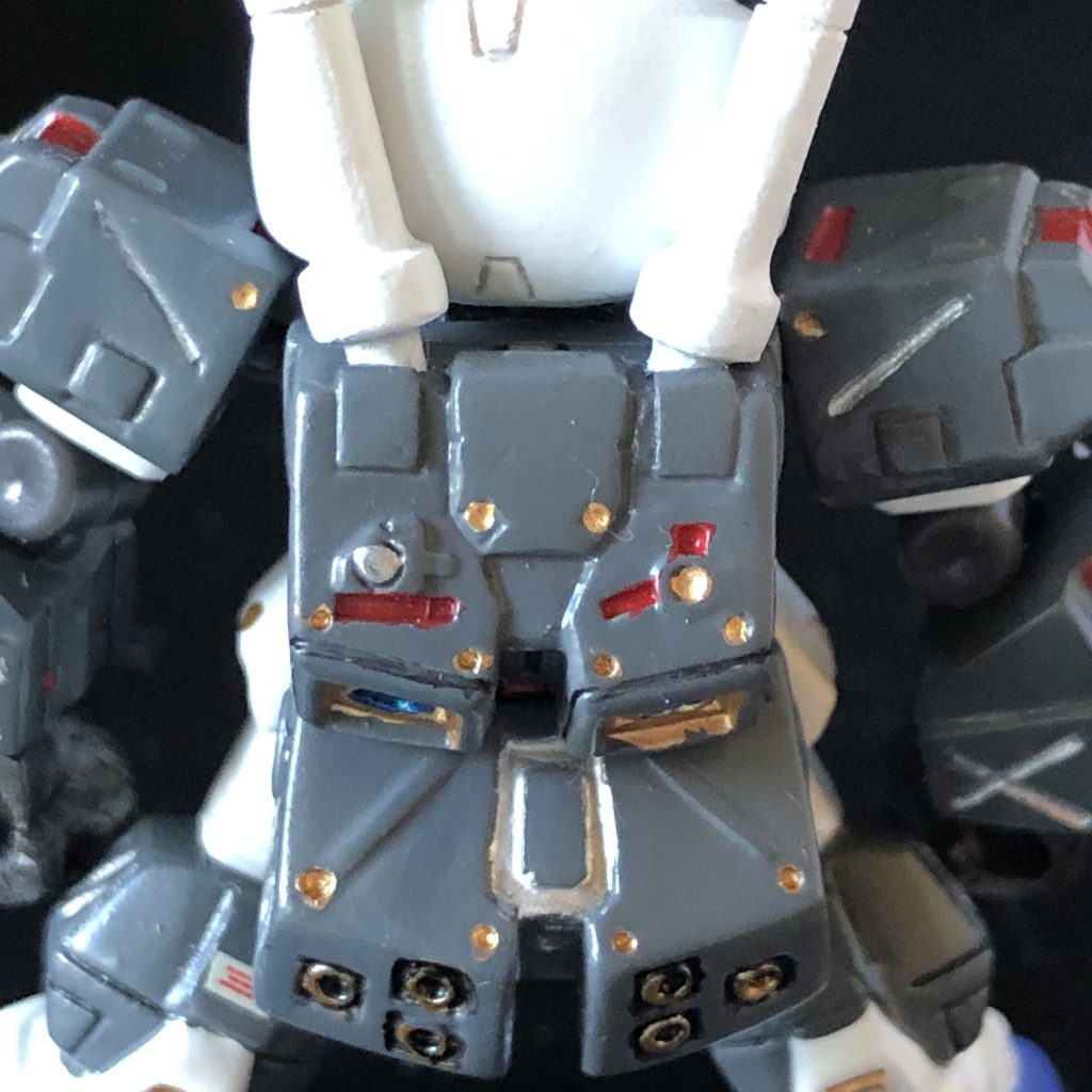 バーニアも塗り分けました。ゴールド、はみ出してますが…