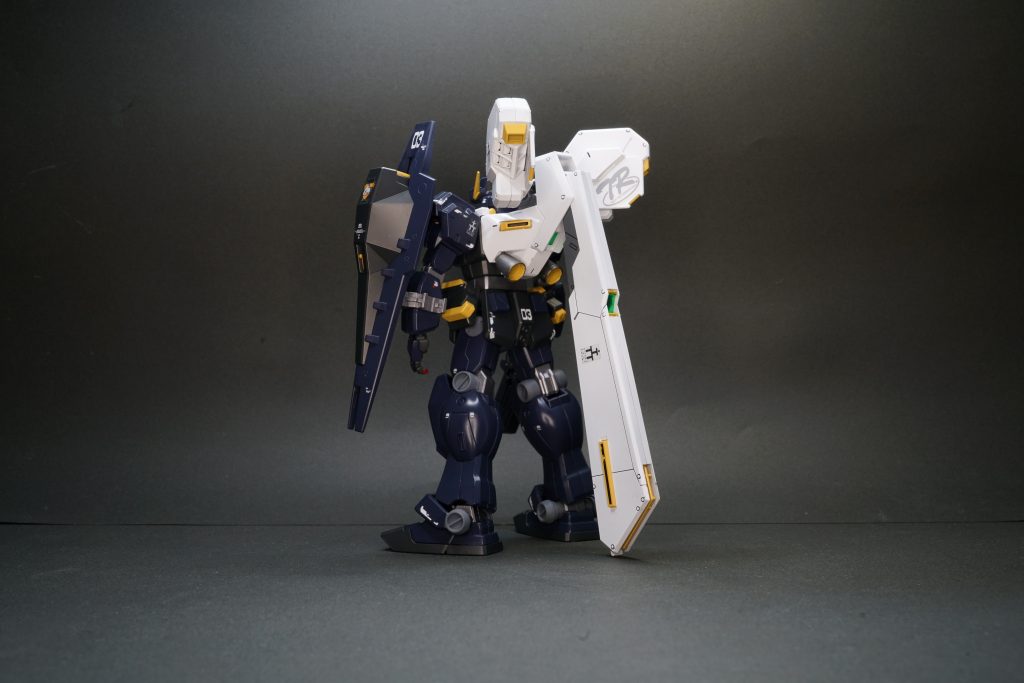 ホワイトはグロスを使い機体と差別化を図りました。