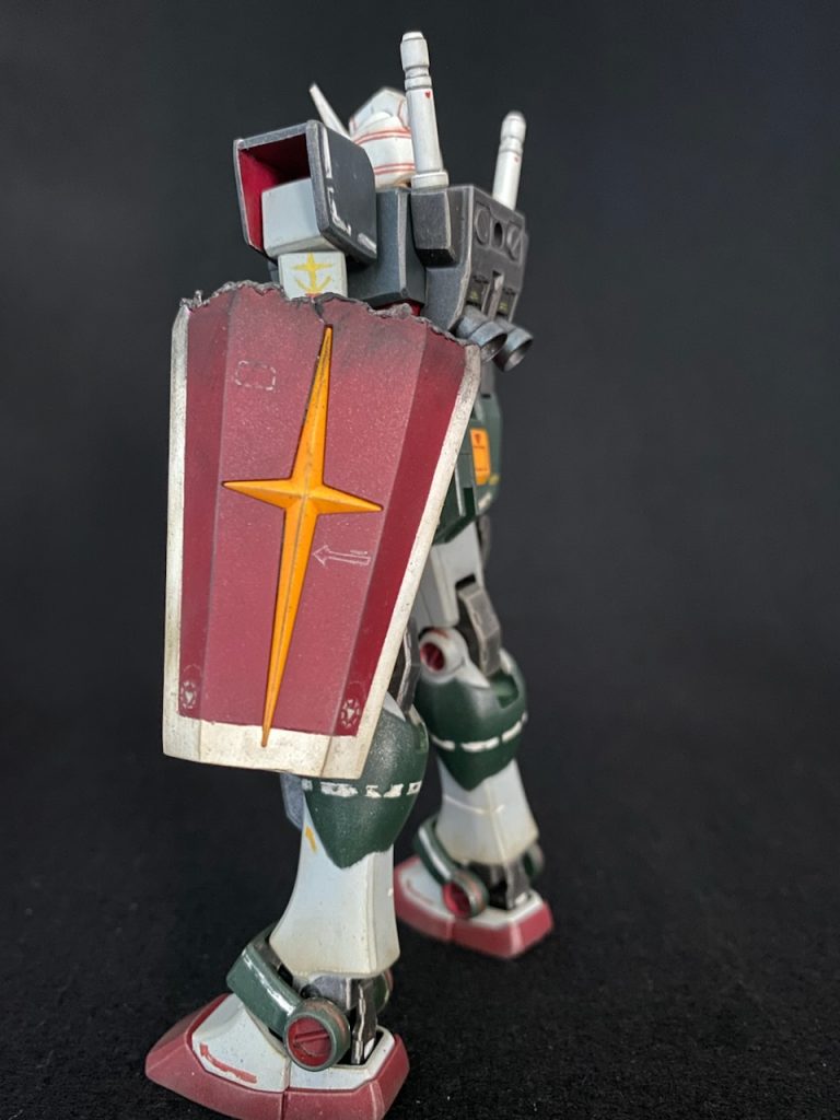 500円版のキットのため、シールドは旧HGのジャンクを使用。半分にカット後、ハンダごてで溶断面を表現。