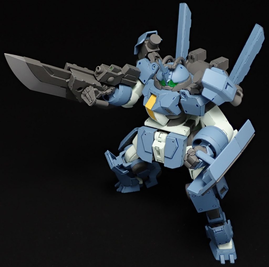 銃身の損傷を防ぐ為、ビームガンと突撃刀はグリップを介して接続されていました。