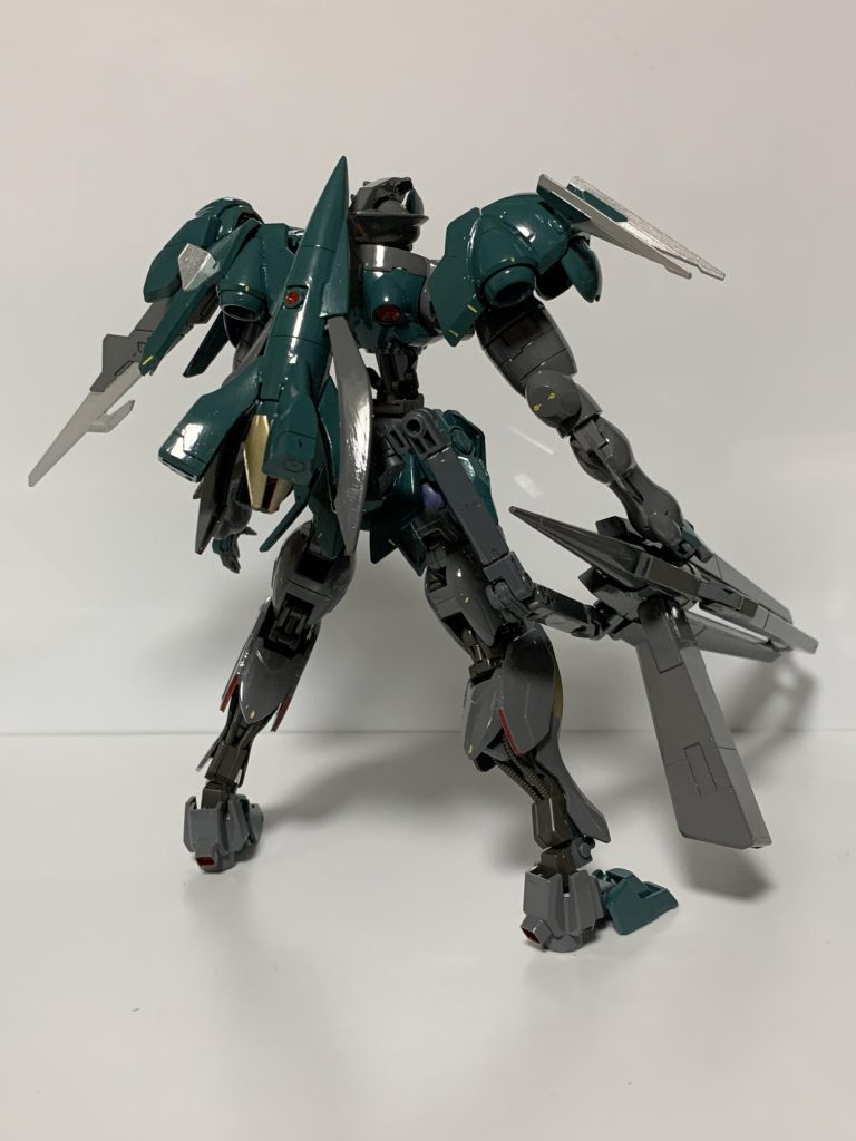 鉄血世界でありそうなスタイルを目指してガデッサと鉄血キットをミキシングしました。やや細マッチョ体型になってます。