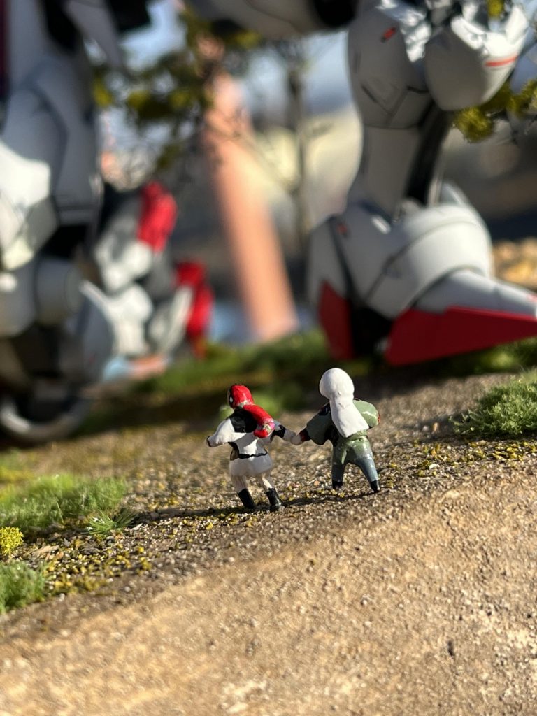 足元のスレッタとミオリネはプラ棒とパテのフルスクラッチです