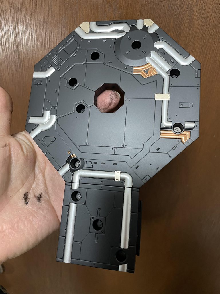 飛翔ポーズの台座がなかったのでアクションベースを用意して塗装しました。