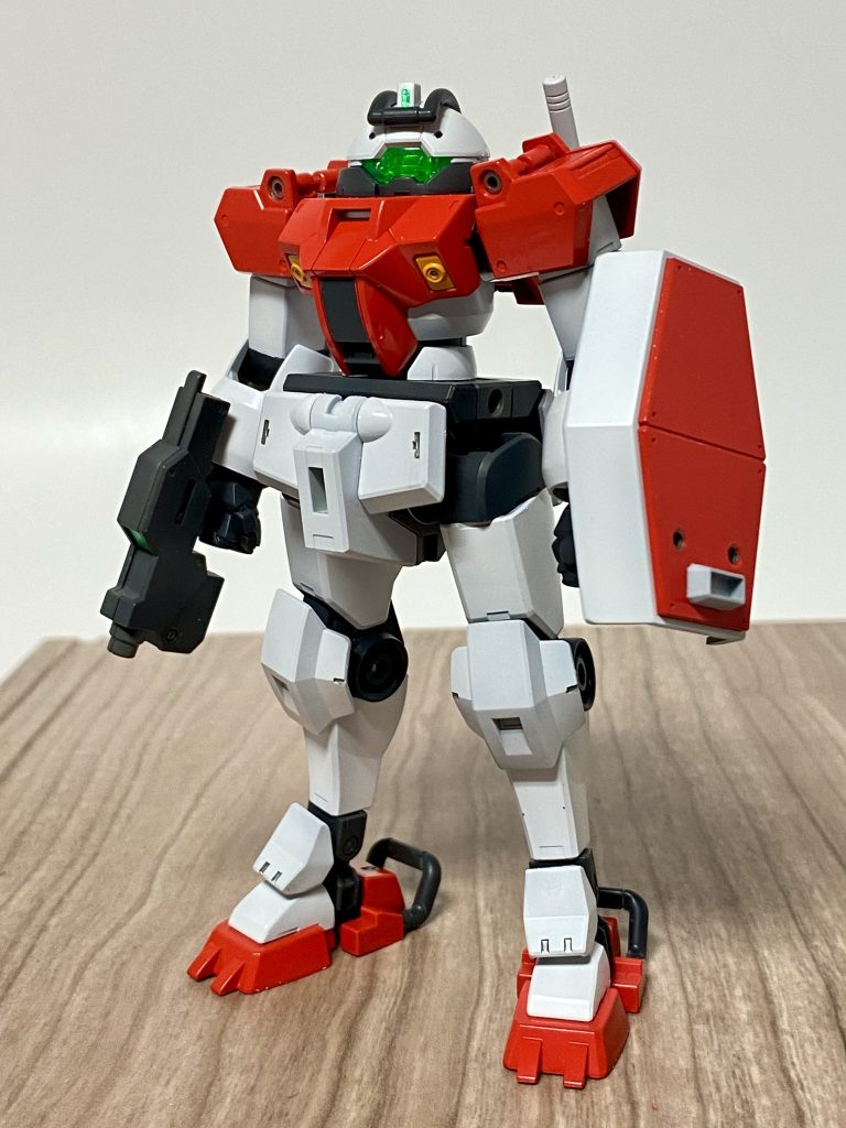 翌日は日曜日だったので塗装仕上げて3時間程乾燥させてから組み立てて一回撮影。なんかガンプラ組み立てて戦うゲームの画面みたいで変な笑いが出ました。