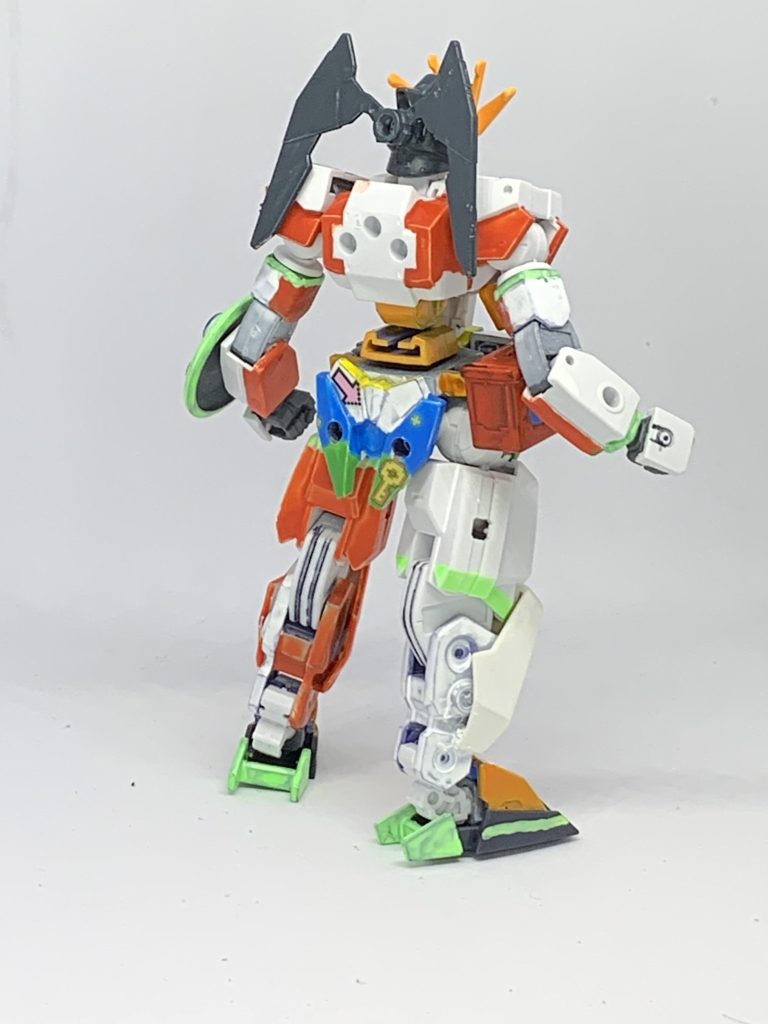 前後ショット。素体は30MMフォレスティエリ。顔はガンダムダブルエックスに30MMマルチウイングについてたヘッドパーツ。腰はフォレスティエリのフロントアーマーとスピナティアのリアアーマー。ゲーム機?部分はマルチバックパックかな?何かについてたやつ。コントローラー風レドームは30MMの何かについてたやつにディテールアップパーツをつけて。膝下アーマーパーツはMGヘビーアームズのもの、足はアースリィガンダム。