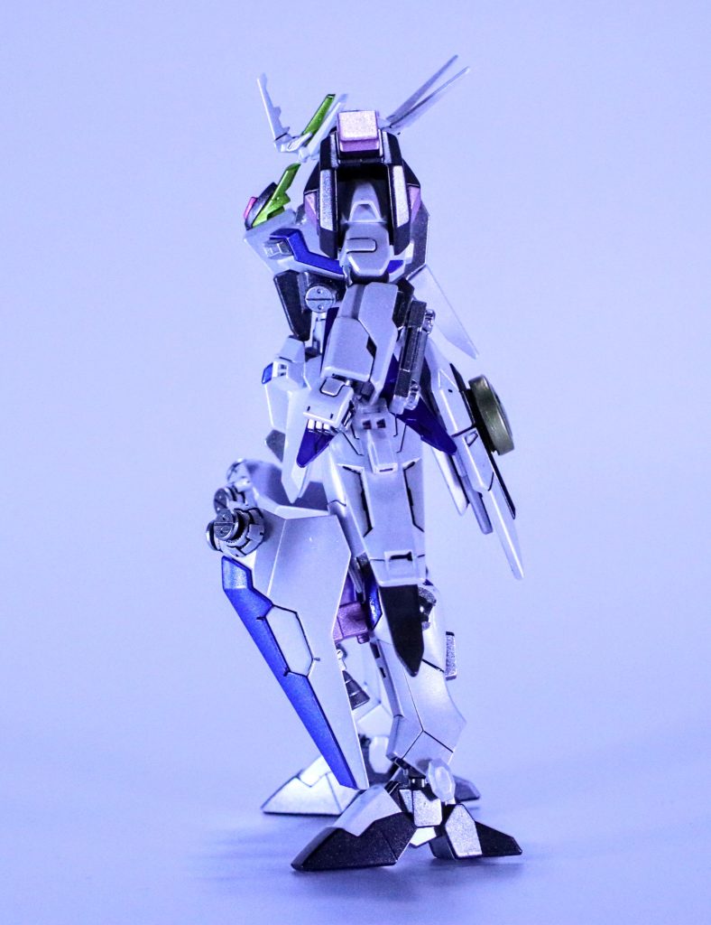 　両腕部にはエネルギーの急速供給・武装を強固に固定するための新型換装システム「パッケージ・システムⅡ」が搭載されている。これは後述する武装の運用に従来のパッケージ・システムでの運用が困難であったため開発されたものである。ただし、両脚部にはストライクFから引き続きパッケージ・システムが搭載されている。　頭部や胸部にもセンサーが増設されているが、これはサイコミュの送受信の強化以外にも後述する兵装のコントロール装置でもある。