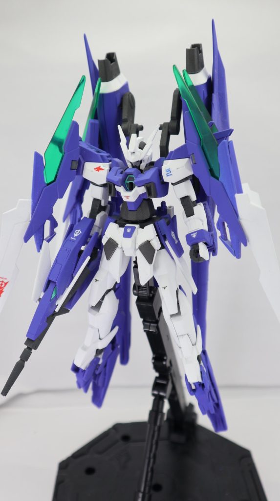 コンセプトは可変機同士の融合です。大気圏内、大気圏外ともに更なる機動力の向上と背部の大型ビーム砲による一撃離脱戦法を強化したという妄想で作りました。配色は素のAge2と特務隊仕様を少し意識しています。名前は丁度よかったのでそのままAge2マグナムSV(セイバー)としました。