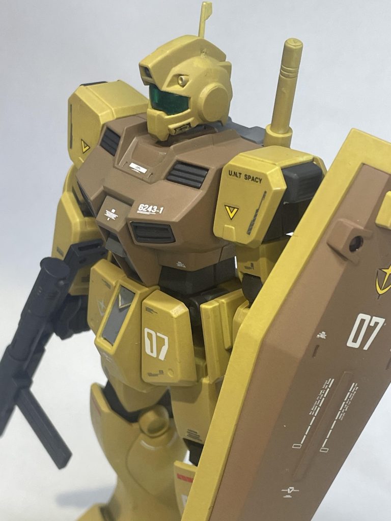 ジムシリーズでデザイン的には一番好きな寒ジム。特徴的な凸レンズを残しつつ、大量生産のような控えめな装備。量産型が好きな自分には軽過ぎず厚過ぎず一番ちょうどいいジムの進化系がこれでした。武装が実弾兵器ってのもポイント高いです。