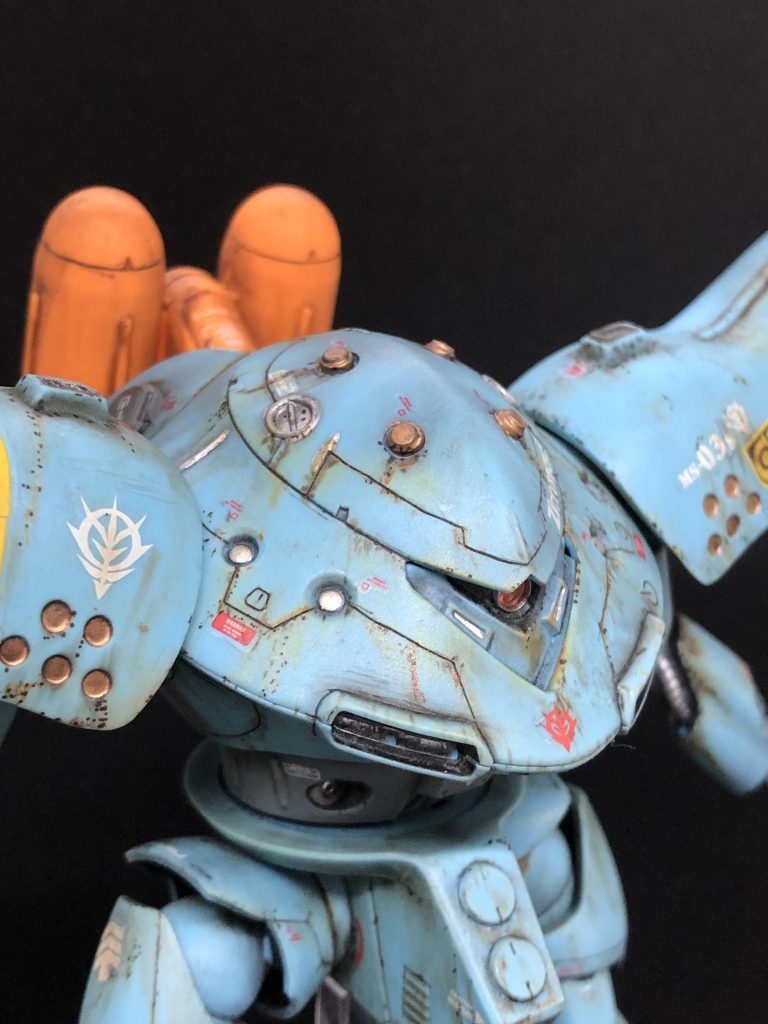 スジボリ、装甲の縁に並行する形でディバイダーを使用してみました。今までで一番上手くスジボリ出来ました。小さいハッチも良い味になりました。