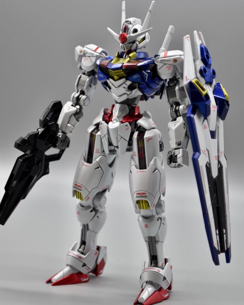 今回は腰と足を2ミリ延長。少しのスジボリとマイナスモールド追加をしました。塗料ボーンペイント:レッドマイカ、ブルーマイカ、イエローマイカを黒下地の上から吹いてます。白はMR.ホビーさんのMSホワイトにムーンストーンパールを上から吹きました。フレームはガイヤノーツさんのスターブライトアイアントップコートはボーンペイントさんのハイグロスクリア。これからは光沢クリアはこれ一択かも…