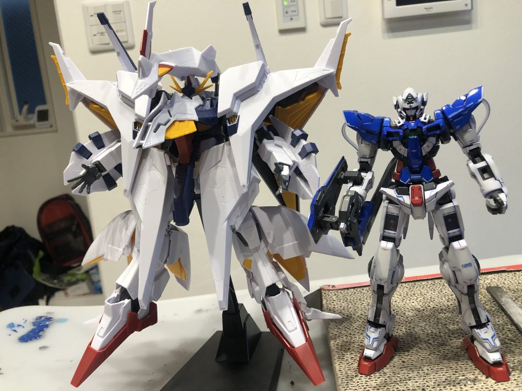 とにかくでかいです。MGエクシアとの比較です。すでにどちらがMGかわかりません。ちなみに中の人だけでもエクシアよりでかいです。ただ背が高いだけでなく、体積が大きい。かなりの奥行きが必要なので置き場に困ります。