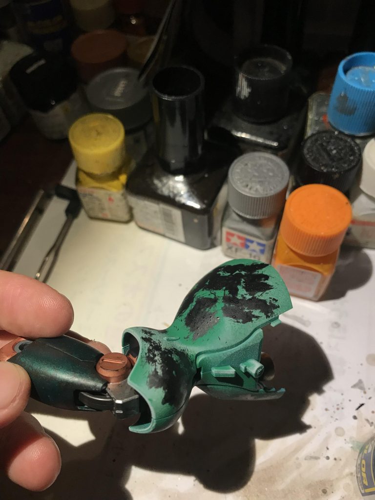 黒のラッカー系を適当に叩いてからメタリックグリーンを適当に叩いていきました。