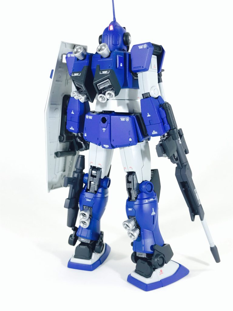 ガンダムシールドを持たせるだけでシルエットが変わりますな〜　あとバックパックの色分けのマスキング作業は大変でした😓