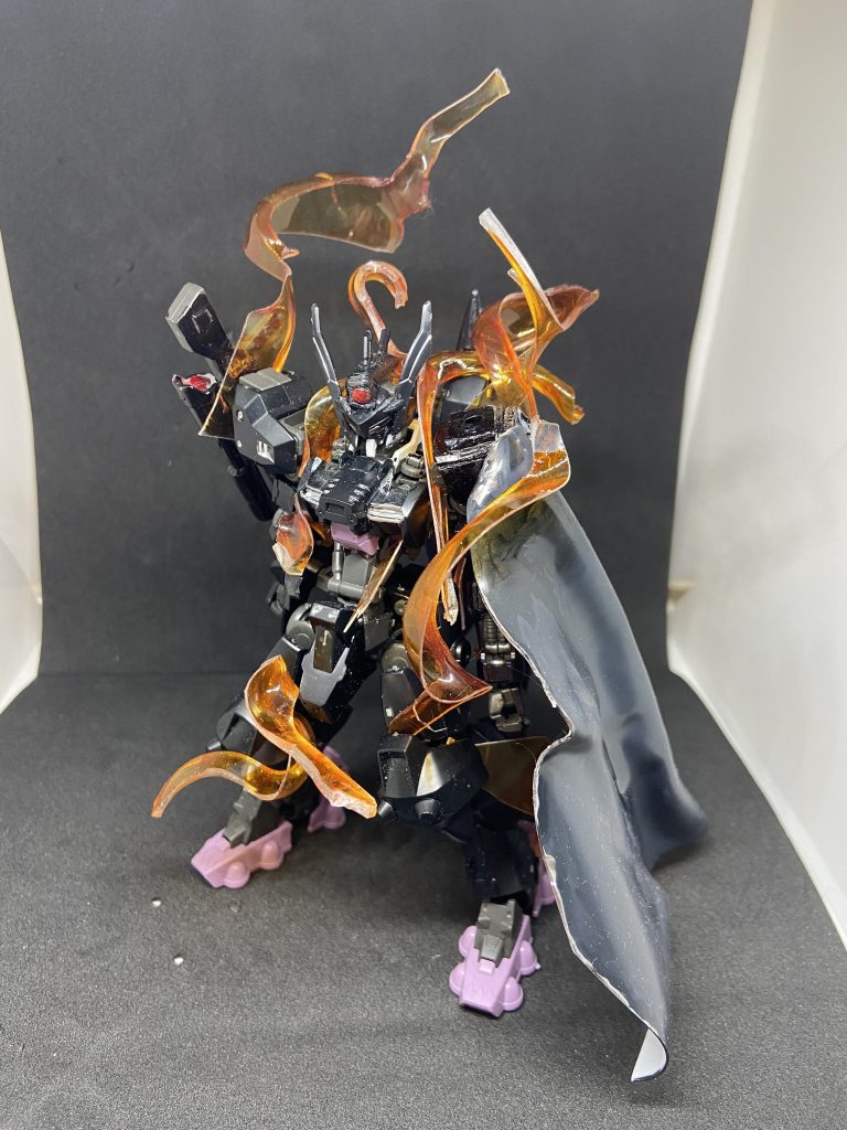 トランザムフレイム(仮)ウヴァル専用のトランザム発動時にはバルバトスのトランザムフレイム同様に粒子がフレーム内から漏れ出す現象が起こる、ただし粒子の色はオレンジ色になっている、(仮)と付いているのはダイバー本人が特に名称を口にしていなかったためそう記載されているだけという設定。