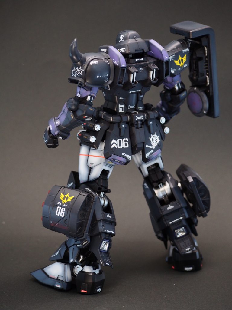 塗装は一応黒立ち上げ。 MAX塗装は以前試して心が折れたので、 ざっくり明色、ベース、暗色と大雑把に塗装しています。明色を軽く乗せるだけで随分変わることを学びました^ ^