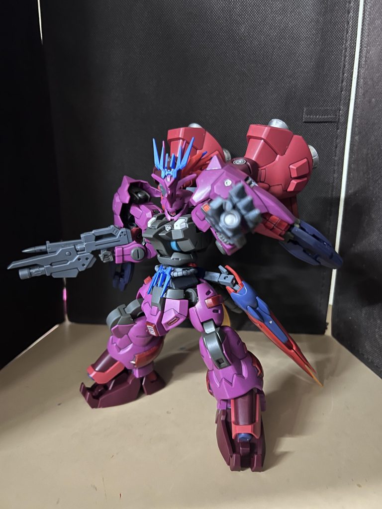 手に持つ2丁は、メガブラスターランチャー。高機動に合わせて中近距離射程の範囲型の高威力ビームを撃ちます。サイドに付属してるのが弾倉兼貫通擲弾です。