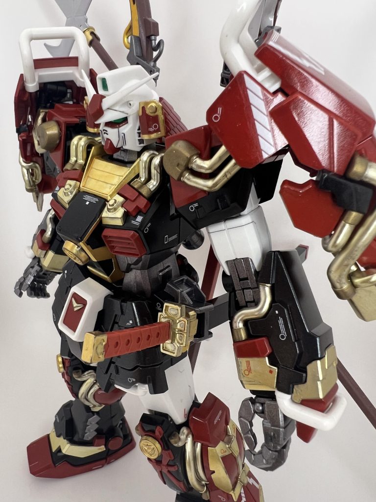 刀の目貫部分がオリジナルのランナーの赤。なんとなくココだけはこのままでよいかなと未塗装のまま残してます。