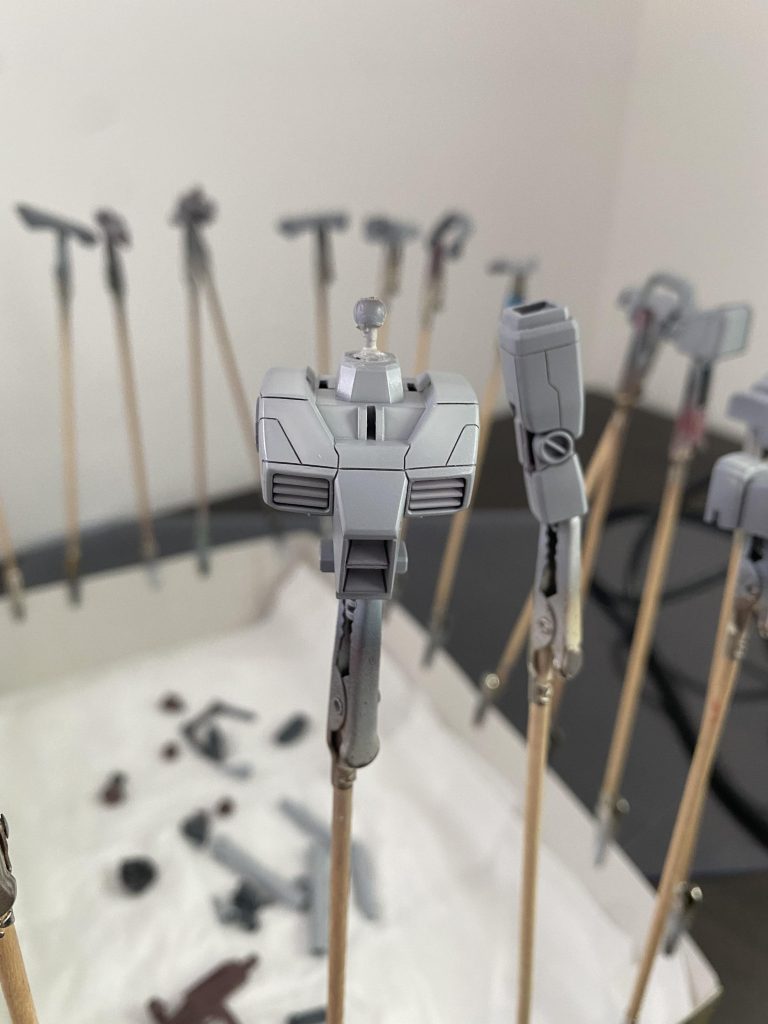 中々白を綺麗に発色させられない人は、試してみて下さい。塗料は新水性ホビーカラーを使っています。まずはグレーサフ。