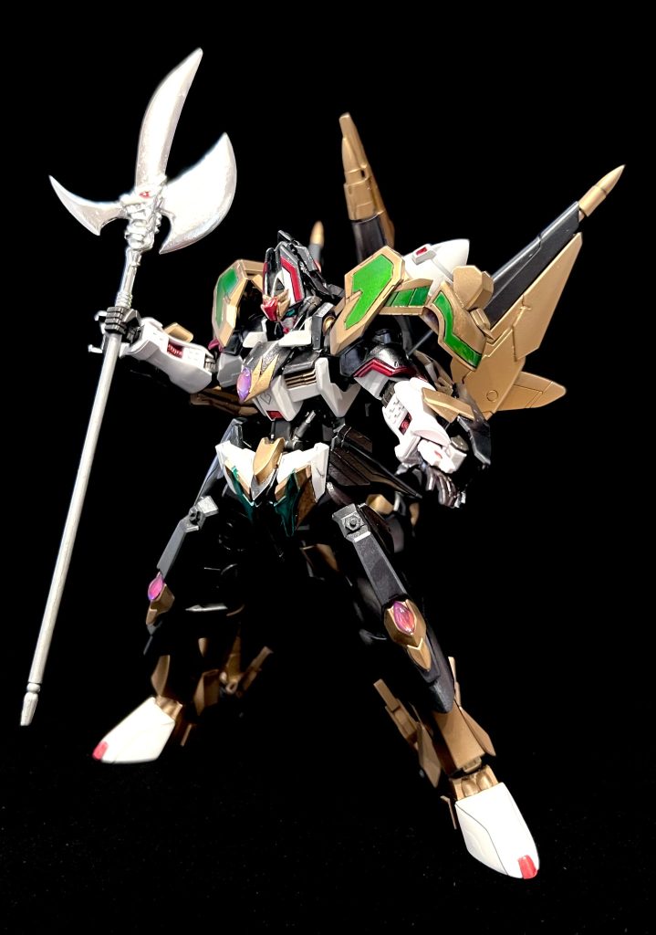 ▲白金のハルバードはガンダムマーカーのメッキシルバーで塗装し、龍の目の部分にはレジンを盛っています