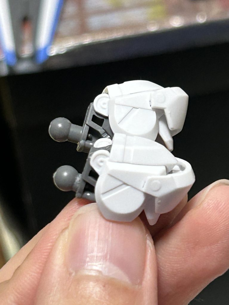 エアリアルの腕部を使用する際に元のままではジョイントの長さが合わずスカスカになってしまうため短く調節。今回初めて真鍮線を使った工作を試しましたがうまくいってよかったです…