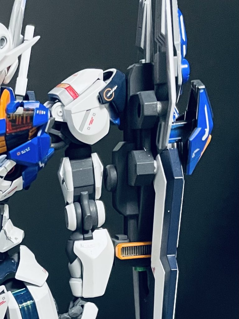 シールドは取り付け位置を変更。シールド基部の先端にパーツ追加。ダクトを追加してディテールアップ。