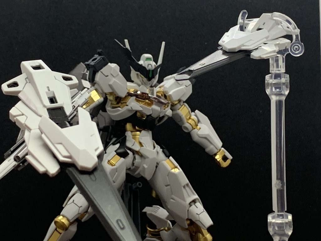 追加武装としてガンビットの一部を刀剣型に改造した「ガンソードビット」、また両肩部に給電装置を兼ねる「ビットリアクター」を搭載しています。ガンソードビットの刀身は敵機が展開した防御フィールドを相殺する力場を生成でき、またこの二種は合体して出力強化が可能、という設定。