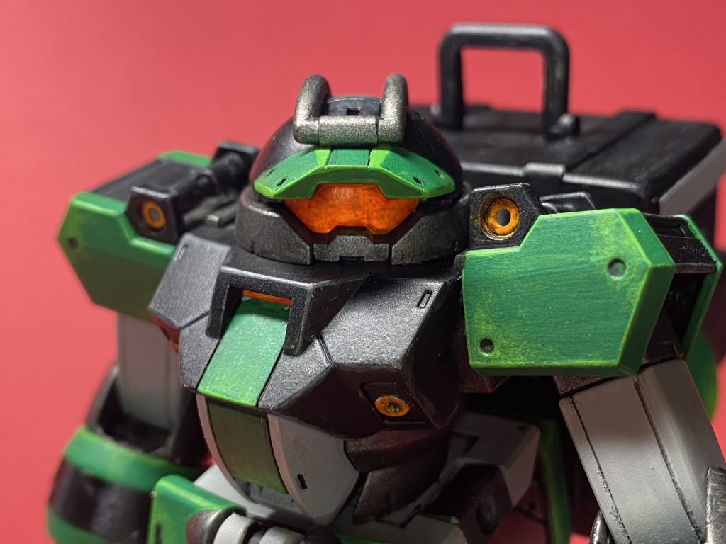 今回ボディカラーが緑黒の為、純正だと緑緑しすぎるので、センサーアイは、恒例おゆまる型取り&UVレジン複製。裏からアルミテープを貼りクリアオレンジで着色。バイザーはエポパテ。