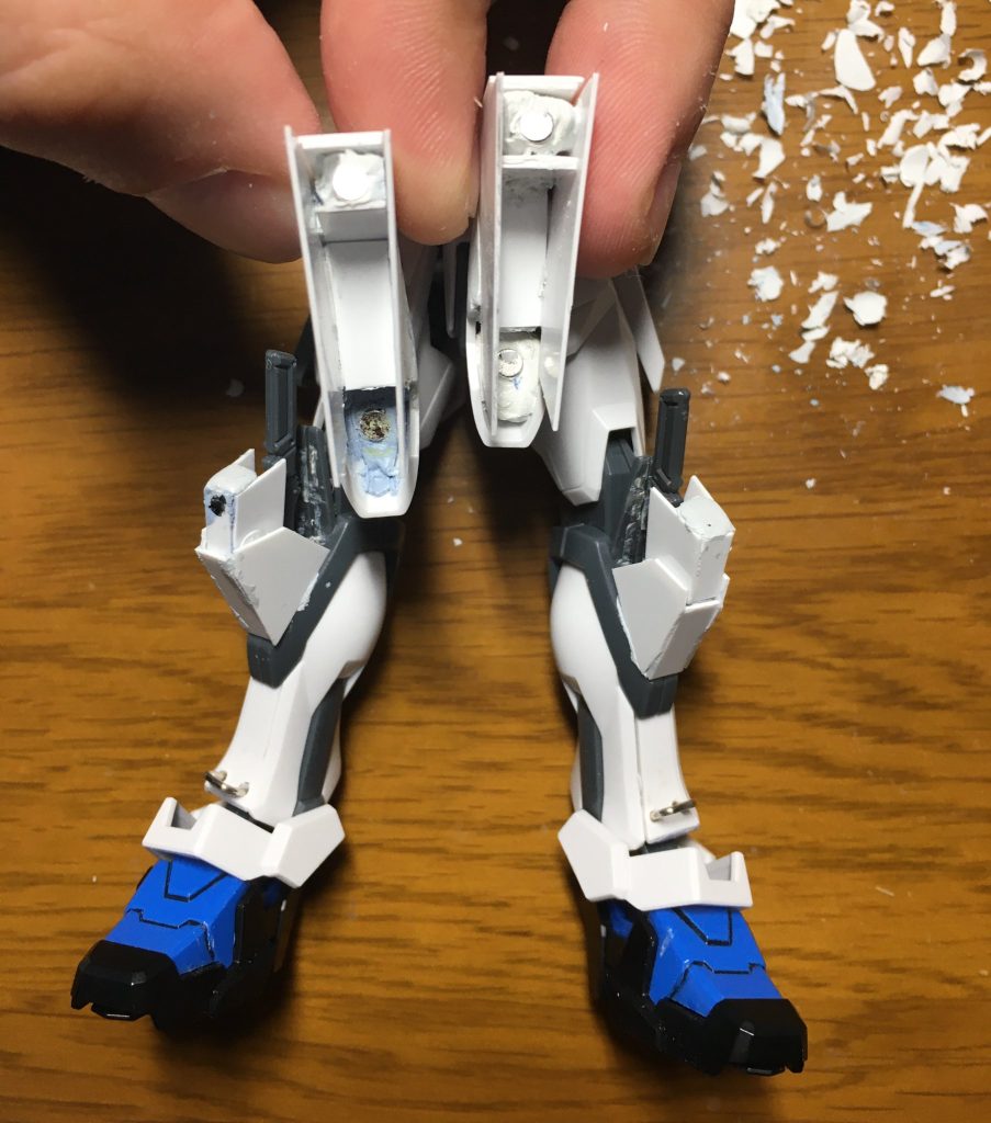 脚部の膝部分にシュナイダーを装備させるために穴を作って、蓋を磁石を用いて作成しました。イメージはフルメタルパニックに登場するレーバテインです。(好きなのでパクりました。)