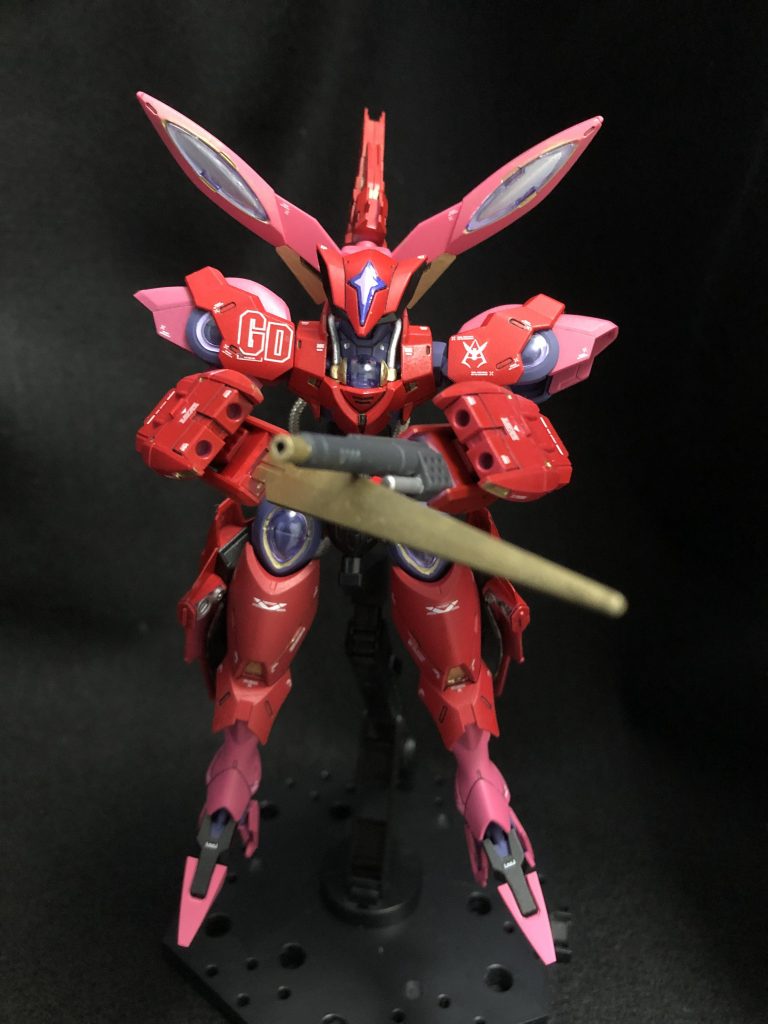 左手のベイオネットはオミットし、ジャンクパーツを接着しガンカタスタイルにしました。実体剣、実体弾、ビームガンの複合武装として左右で表情が変わるので良いかなと思ったのですが、両手共に実体剣にして遠距離武器はファンネルに一任するという形も面白そう。