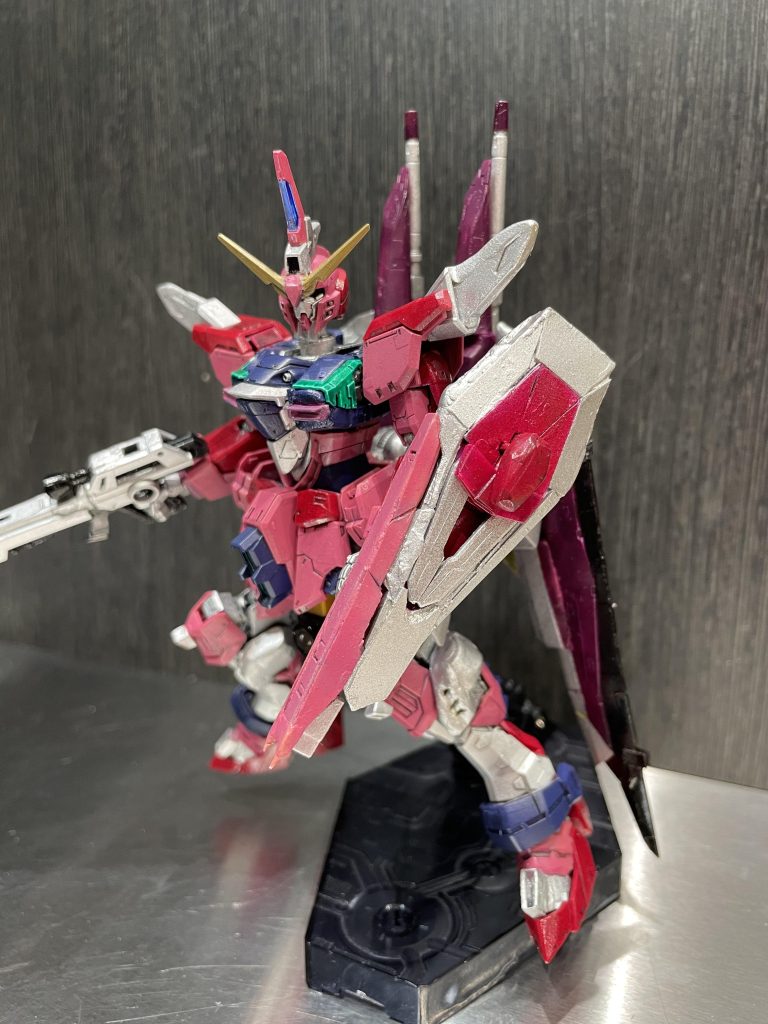 ビームキャリーシールドはRG感を出すためにプラ板を貼り付けてます。また肩の接続部分とファトゥムの排熱ダクトにもプラ板とパテを盛ってます。