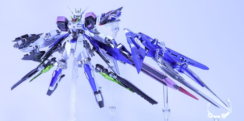 〜総合支援ユニット装備〜「ストライクFⅡ＋フォートレス」　ストライクFⅡ-Sの戦闘を支援することを目的に装備される総合支援ユニット「フォートレス」。正式名称は、自律飛行型複合兵装防盾群ネットワークシステム「FORTRESS(autonomous Flight cOmposite aRmament mantleT gRoup nEtwork SyStem)」。　