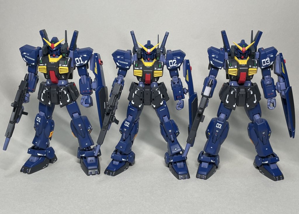 エコプラ(旧HGUC)、リバイブHGUCと並べて 正面01.エコプラ(旧HGUC)02.RG03.リバイブHGUC それぞれ同じ色で塗装し、RG用のガンダムデカールを貼って仕上げました。同じような仕様にしたので、形状の比較がしやすくなったと思います。使われている金型の古い順にナンバリングしました。