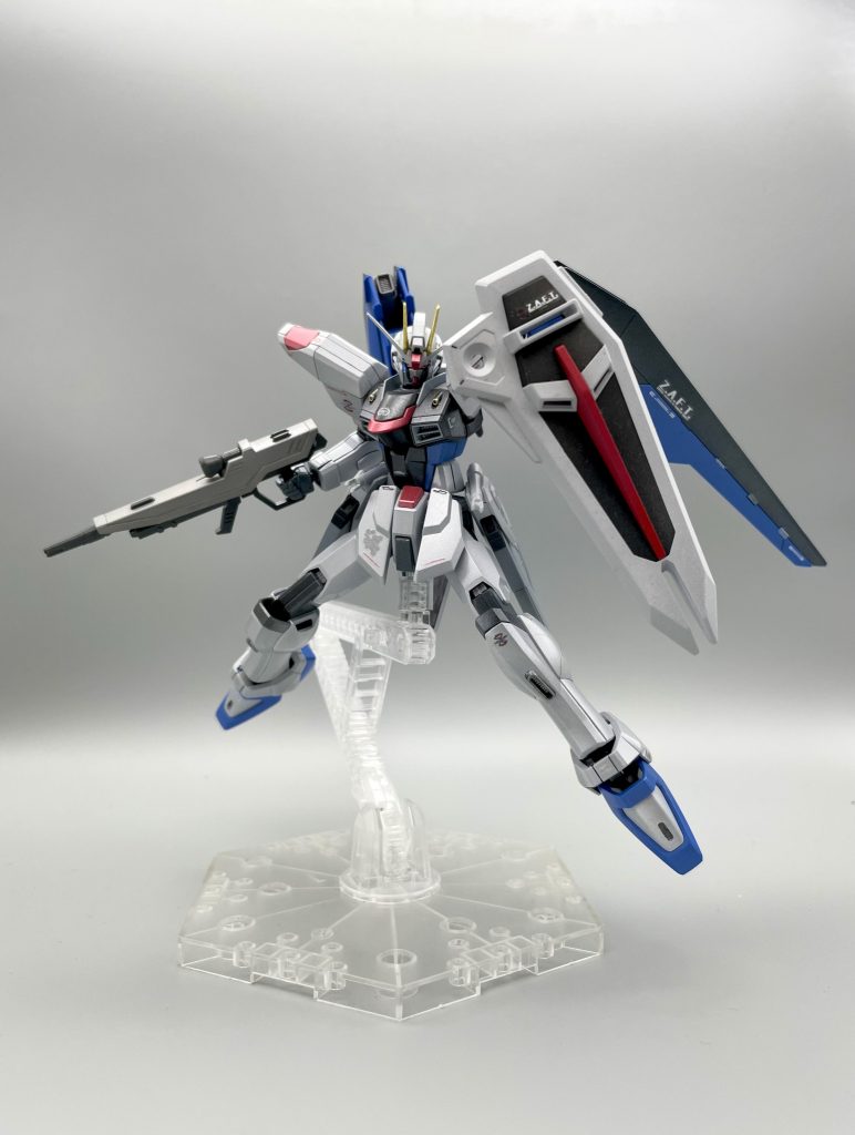 私がPS装甲の物を作る時の趣味で本体はシルバー下地からメタリックカラーの上にクリアカラーを乗せて、最後はパールホワイトでトップコートでフィニッシュしてみました☝🏻そして武器類はバラエーナやクスィフィアス含めてトップコートはつや消し仕上げにしています☺️