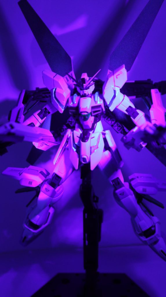 ちょっと汚いですがブラックライトでマイクロウェーブ受信時の発光を再現しました。発光表現て難しいですね...