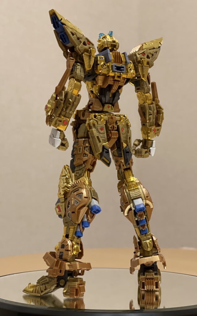 各所に貼ってある赤いシール、初めてみた時は違和感があったものの、実物を見るとまぁまぁいいアクセントになっています。