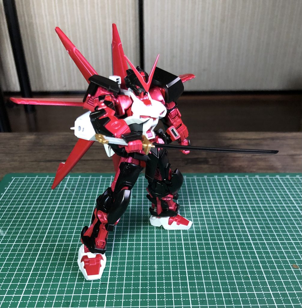 基本はホワイト、ブラック、メタリックレッドの3色で塗装してます。