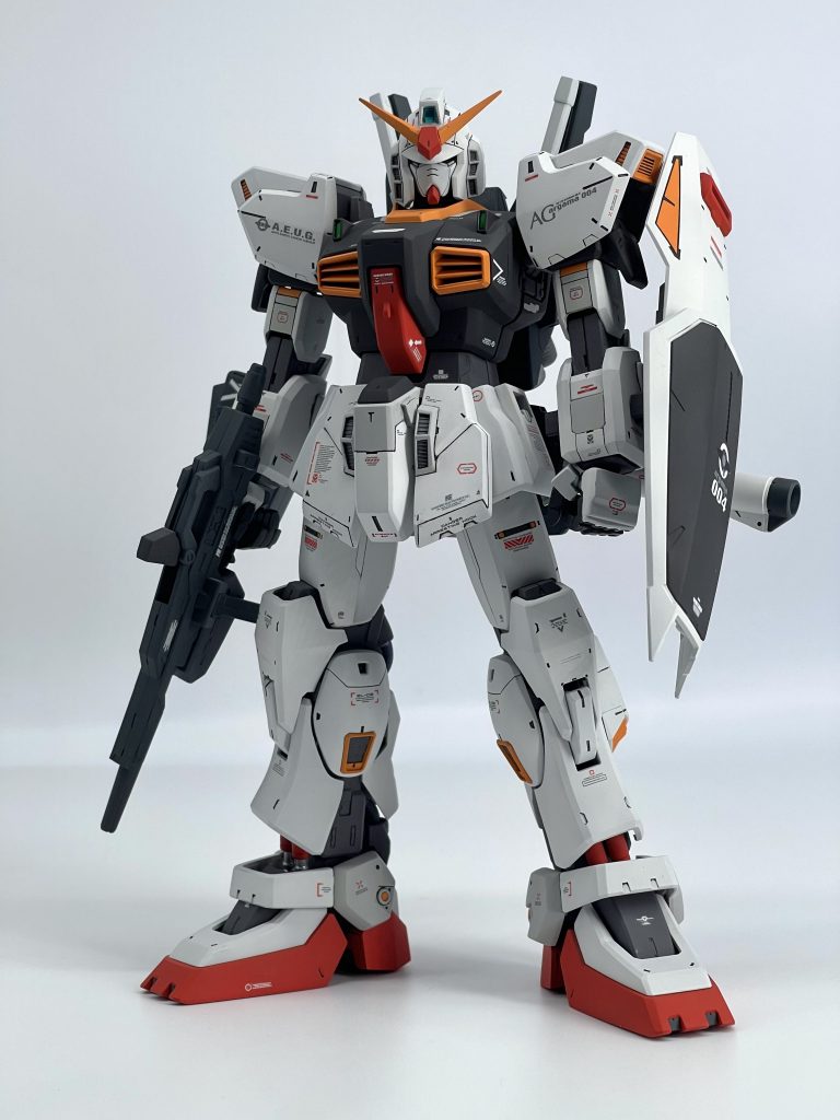 馬面の顔面を好みにいじくり、腰部のフロントアーマー、再度アーマーを延長、シールドの位置を私好みに調整しました。