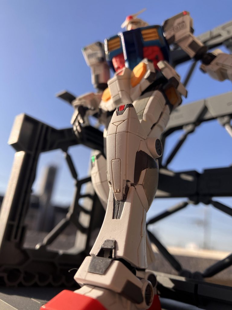 モールドの細かさと多さに驚き実物をまだ見てなくてあらためてネット等で見ると、色分け多いのにも驚き大きなところはマスキングして吹きましたが、細かいところは筆塗りにチャレンジ