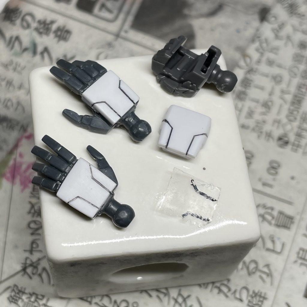 平手の甲の筋彫り キットの手の甲に透明テープを貼り、 スジの部分を油性ペンでなぞってアタリを取り、 そのテープを筋彫りする部分に貼り、 書いた線の角の部分や線上に針を刺して印を付け、 それを目安に鉛筆で線を書き込み、 ガイドテープを用いて筋彫りしました。