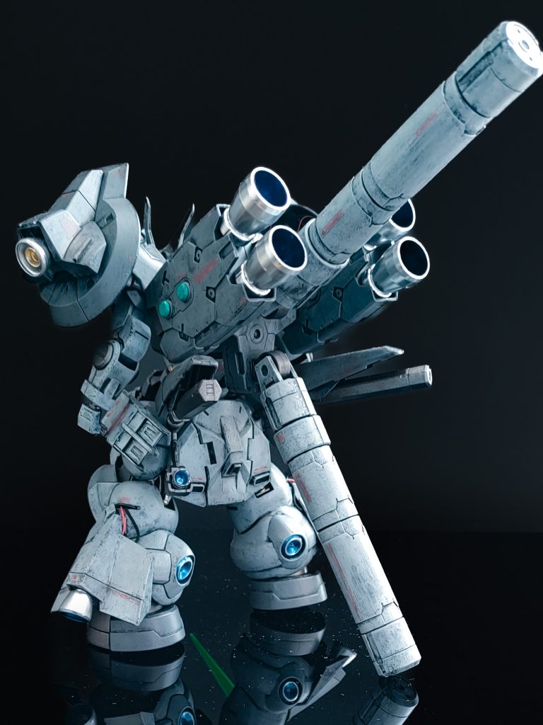 バックショット。スラスターを大幅に増設しています。殺人的な加速だ…！