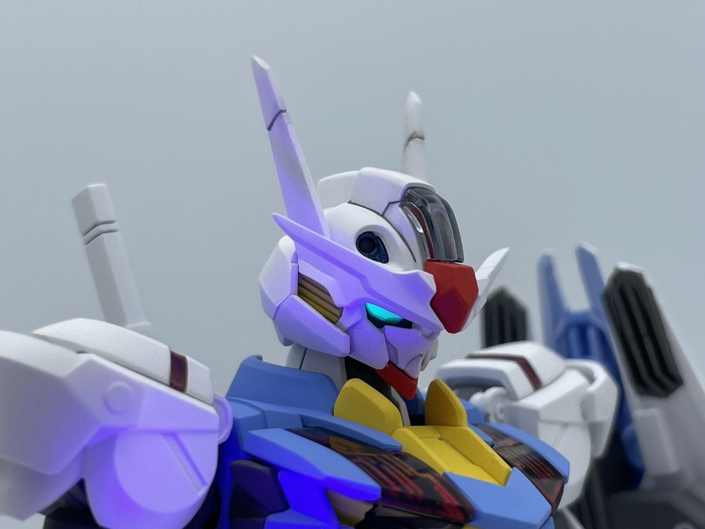 蓄光カラーを混ぜてあるので、UVライトの照射で光ります。