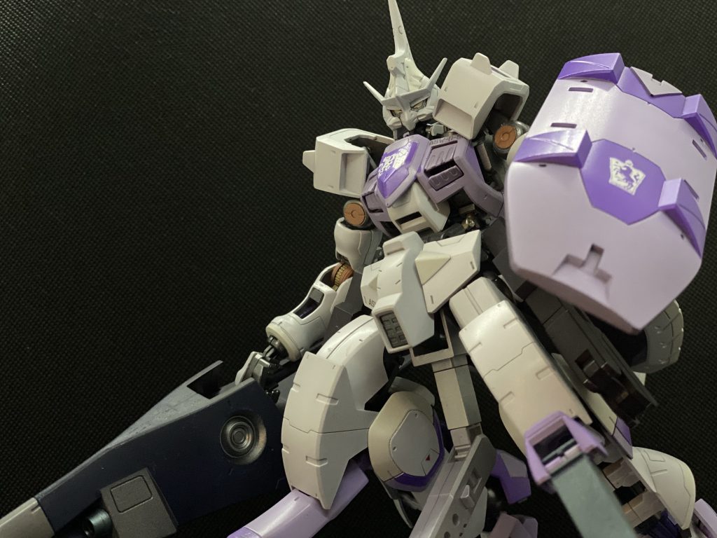 使用塗料 C（クレオス）G（ガイアカラー）白部分シルバーサフ→クールホワイト（C）紫部分オキサイドレッド→ラベンダー（G）　　　　　　　　→パープル（C）+クールホワイトバーニア等　メカサフスーパーヘビィ　↳スターブライトアイアン→クリアーブルー（G）武器メカサフスーパーヘビィロシアンエアクラフトブルー（C）スーパーステン２（C）